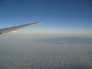 ナイロビまであと少し。ケニア・エアウェイズKQ311便から、ケニア最高峰マウント・ケニア（5199m）を臨む。アフリカではキリマンジャロ（5895m）に次ぐ2番目の高さ。雲海の間から、立派な山容を覗かせる。