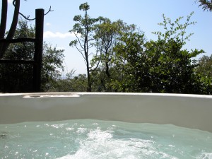 スイートルームではジャグジーを楽しむことができる。アフリカの自然のなかでのひとっ風呂は最高。実に贅沢。滞在中お湯は変えられることはなかったが、チェックアウト後は入れ替えが行われていた模様。