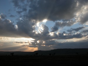 マサイ・マラ2日目の終わり。ムパタ・サファリ・クラブへと帰る途中。夕日と雲と空と大地がおりなす1日の終幕。