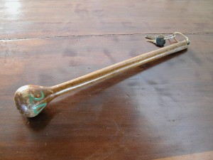 これ、ムパタのルームキー。30cmはある木の棒は、マサイ族伝統の武器を模したもの。