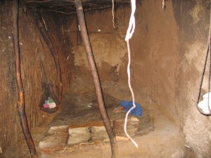 マサイの家のなかは昼間でも暗い。寝床や暖炉（コンロ？）などがある。牛の糞でできていることは、いわれないとわからない。つまり、臭くはない。当たり前か。