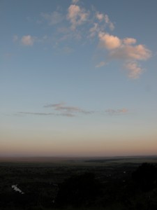 間もなくマサイ・マラ滞在3日目が終わろうとしている。空、雲、大地のグラデーションが幾重にも重なる。