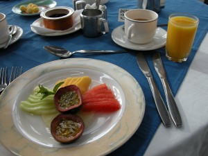 ムパタでの最後の朝食。基本的に席は決まっている。食事はフレンチあり、バイキングあり、アメリカンスタイルあり、数日の滞在でも飽きないバリエーションが用意されていた。