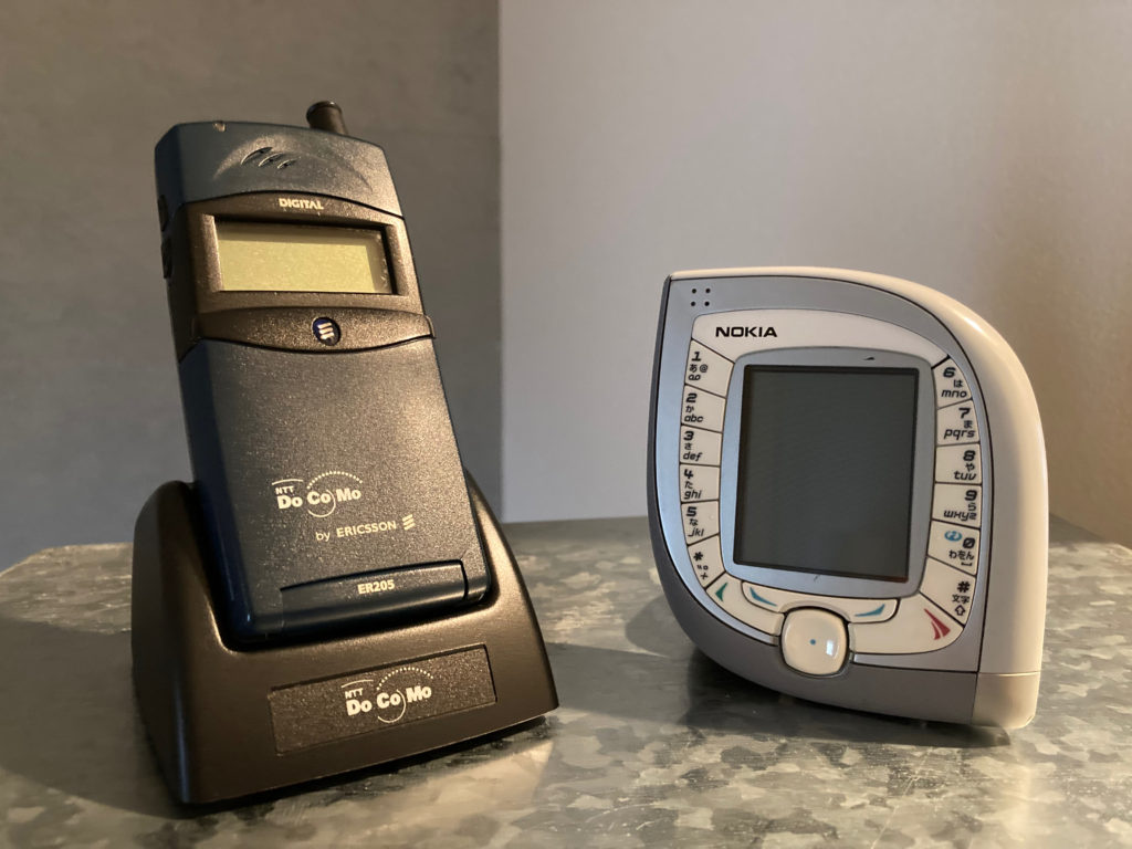 かつて愛用した「エリクソンER205」（左）と「ノキア7600」（右）（撮影＝bg）