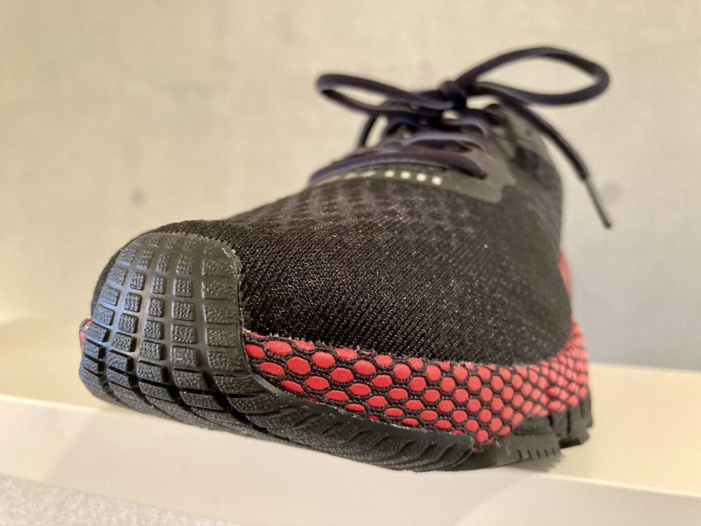 アンダーアーマー・ホバー マキナ2