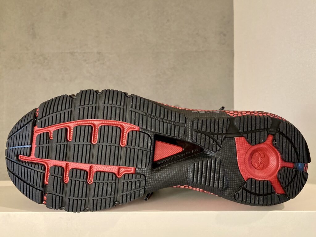 アンダーアーマー・ホバー マキナ2